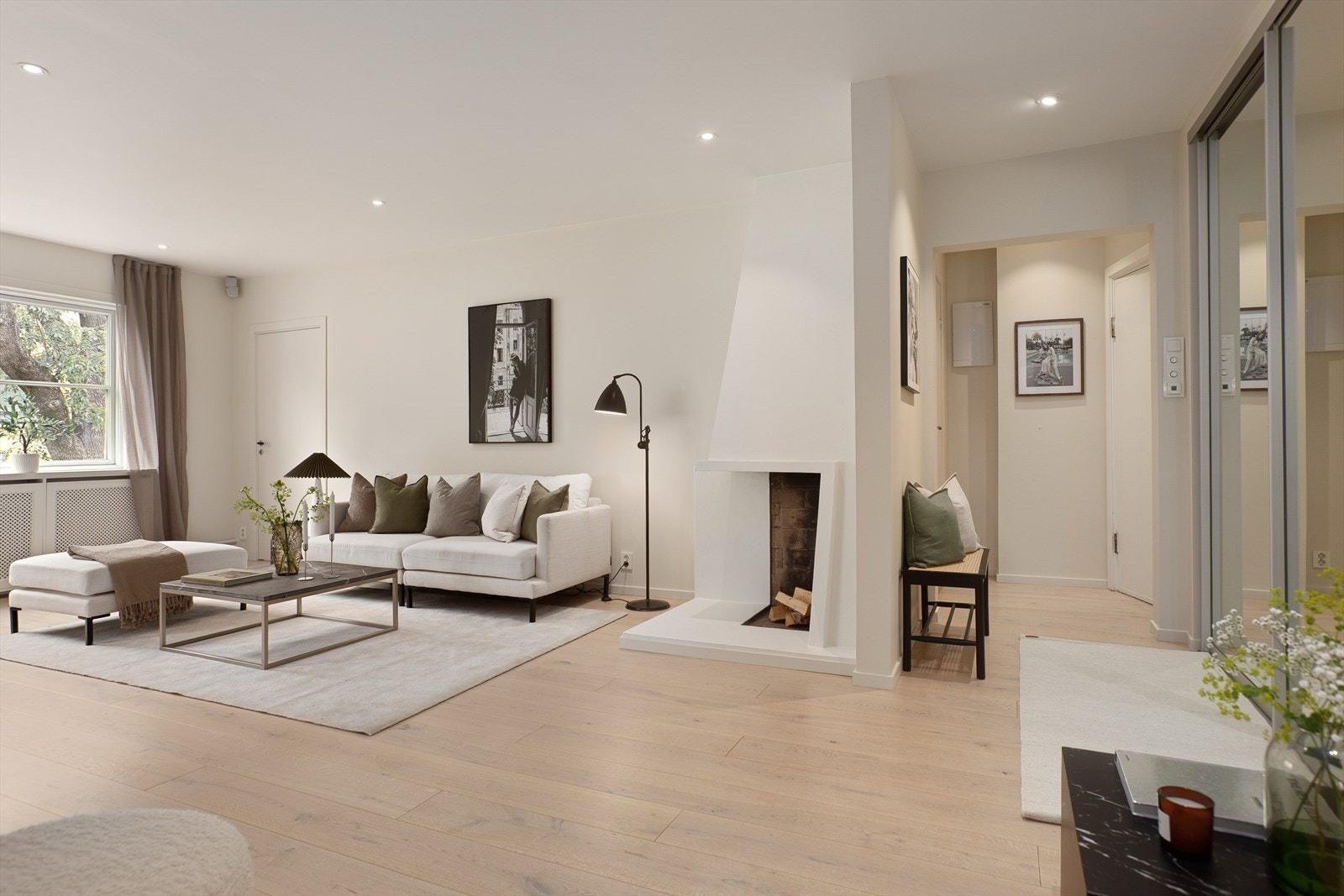 Stor og romslig stue med god plass til stor sofaløsning med tilhørende møblement Galleribilde