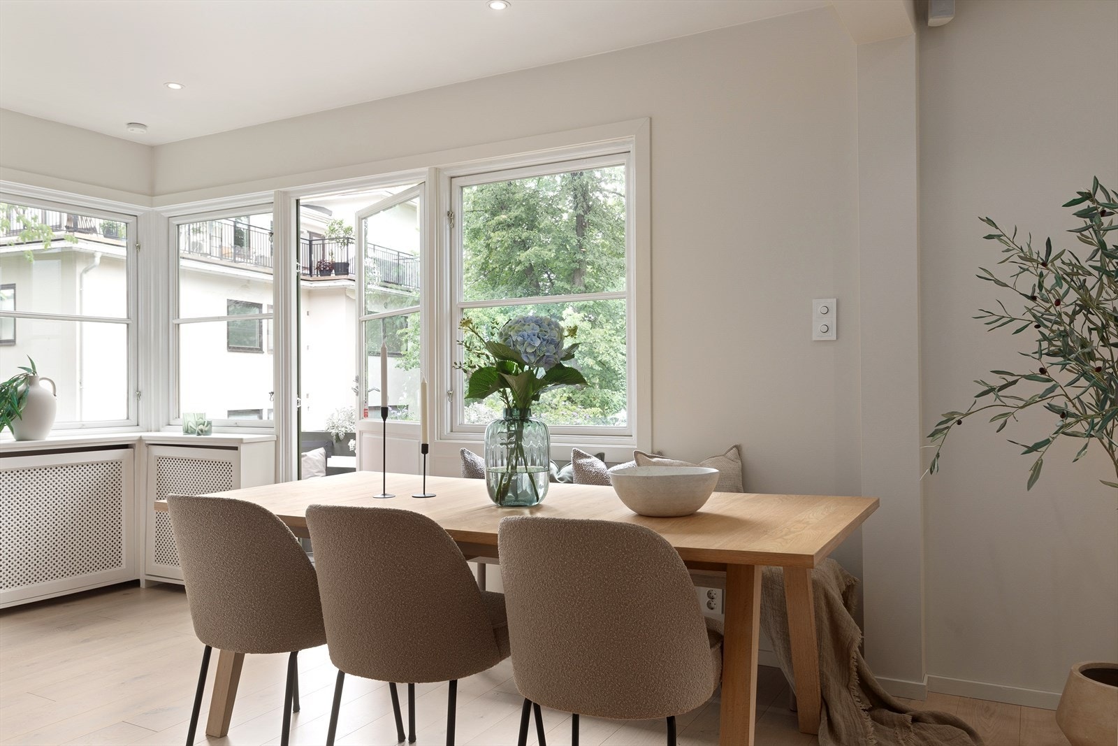 Det er god plass til stor spisestue i fin tilknytning til kjøkkenet. Skjulte radiatorer med forsyning av varmtvann fra varmeanlegg Galleribilde