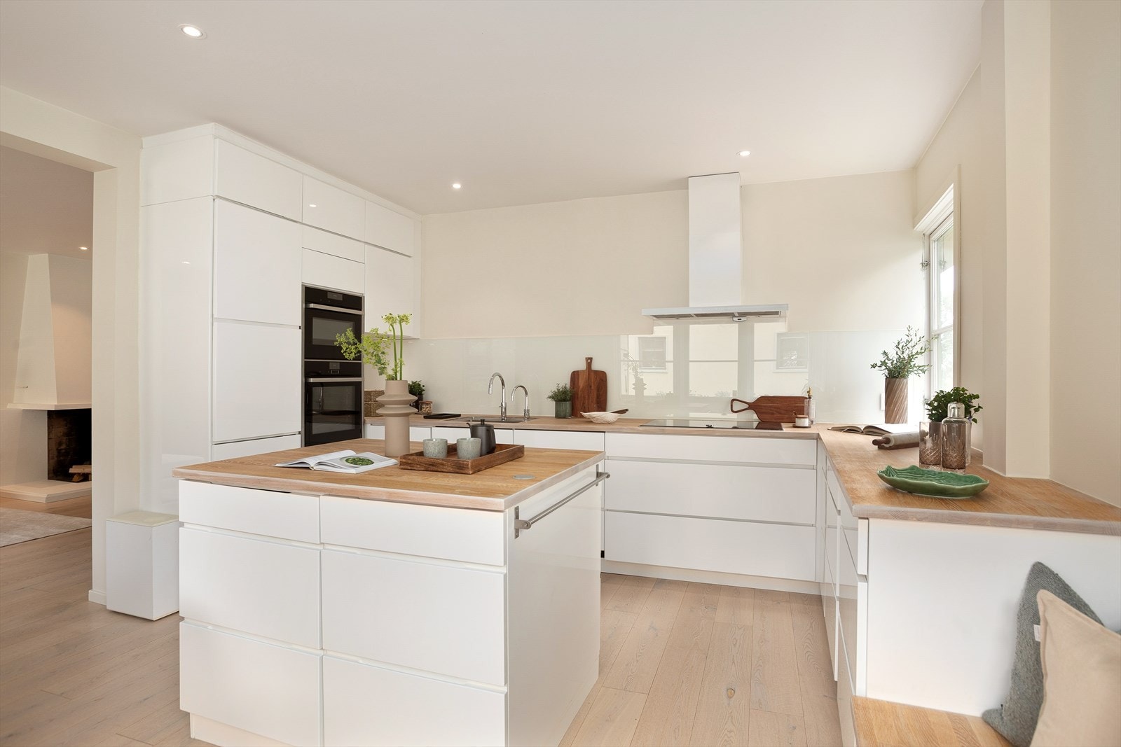 Tidløs og lekker kjøkkeninnredning fra Kvik med glatte fronter og benkeplate i eik Galleribilde