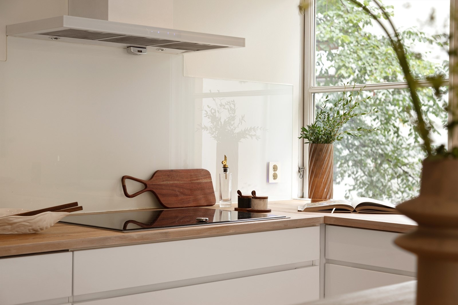 Stekeovn, platetopp, mikro, kjøl/frys og oppvaskmaskin er integrert i innredningen. Oppvaskmaskinen er ny fra 2025 Galleribilde