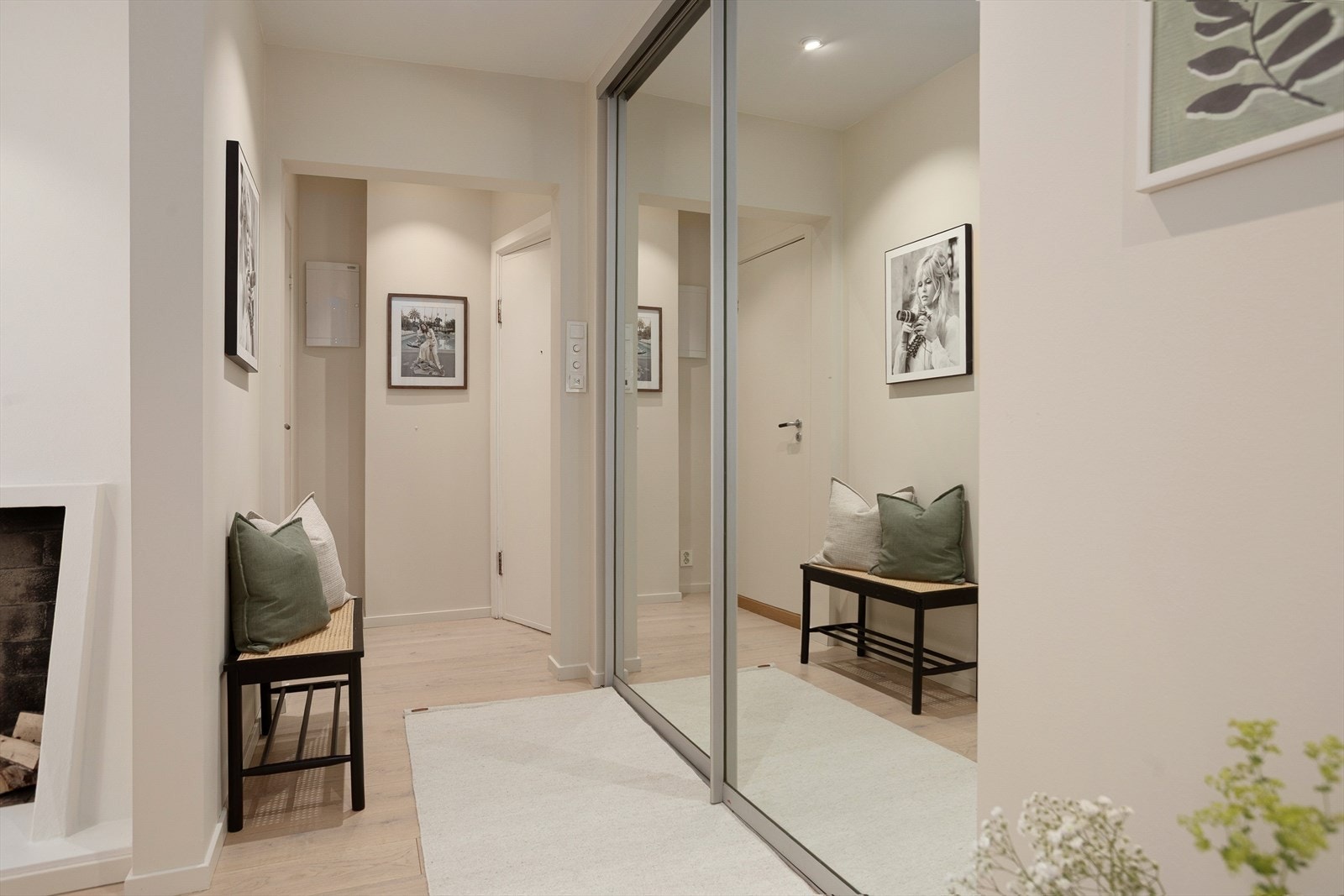 Innbydende entrè/gang med stor skyvedørsgarderobe til oppheng av yttertøy Galleribilde