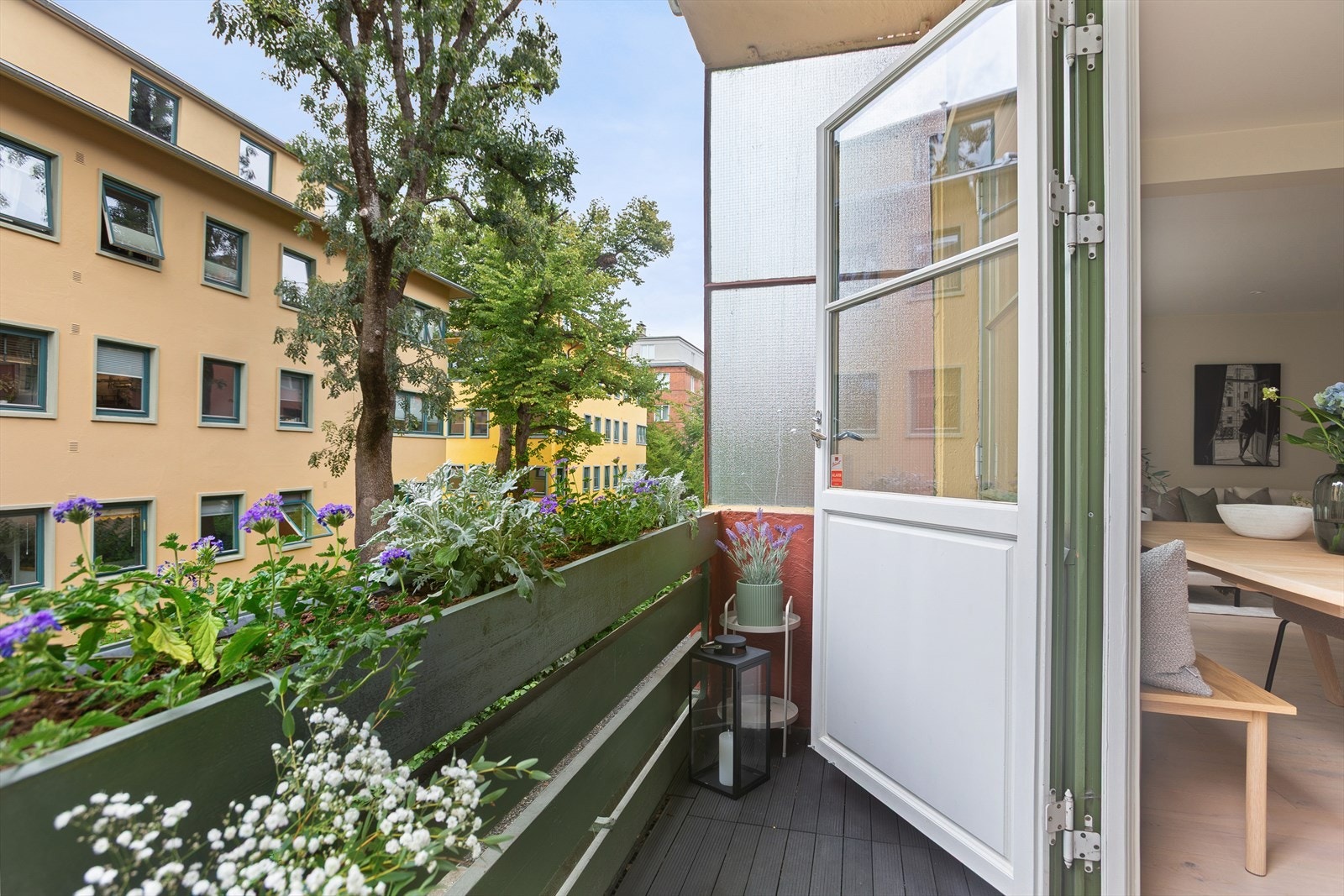 Fra stue/kjøkken er det utgang til nordvestvendt overbygget balkong på 3 kvm Galleribilde