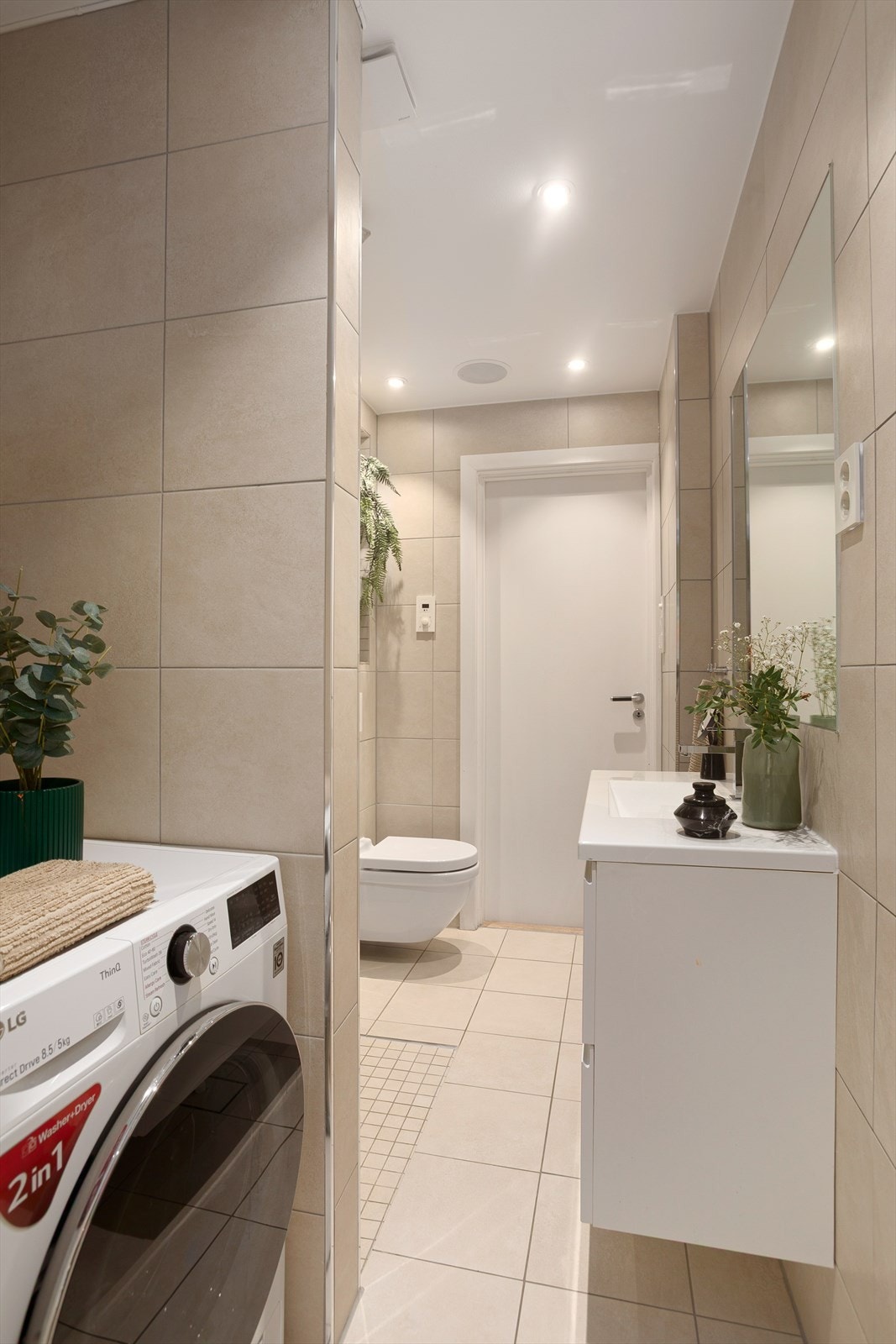 Flislagt baderom fra 2015 med varme i gulv, downlights i himling og opplegge for vaskemaskin Galleribilde