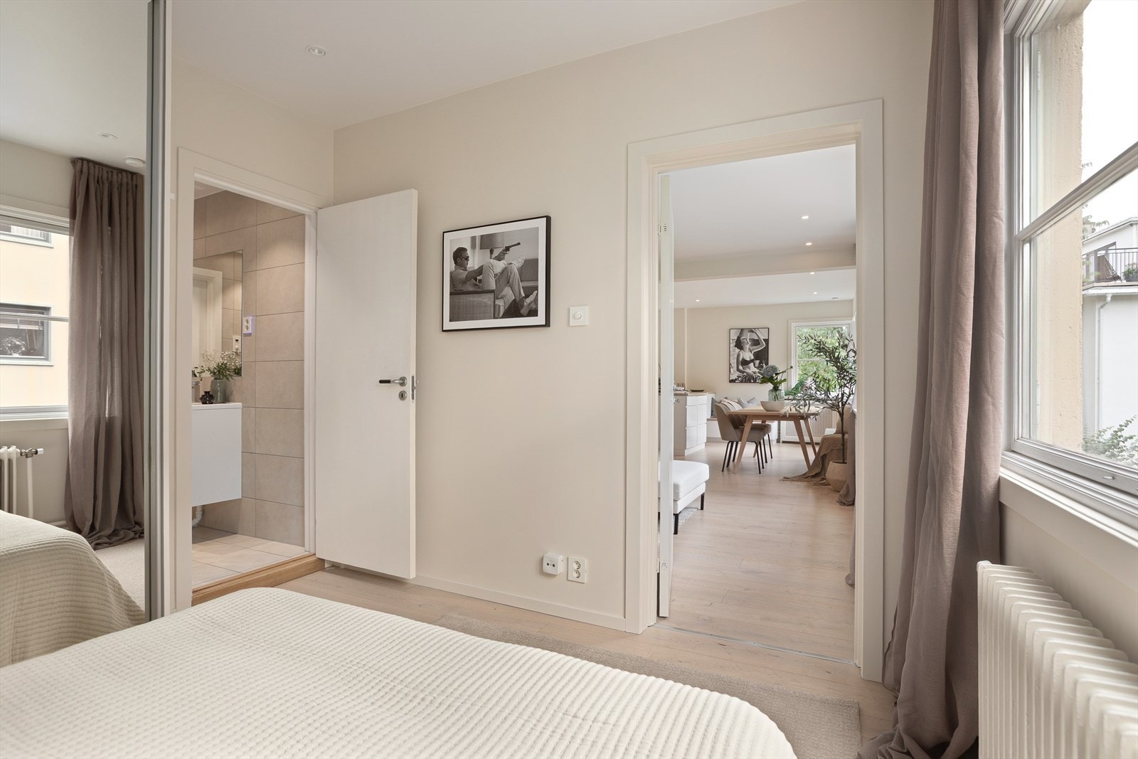 Fra stuen har du adkomst til romslig hovedsoverom Galleribilde