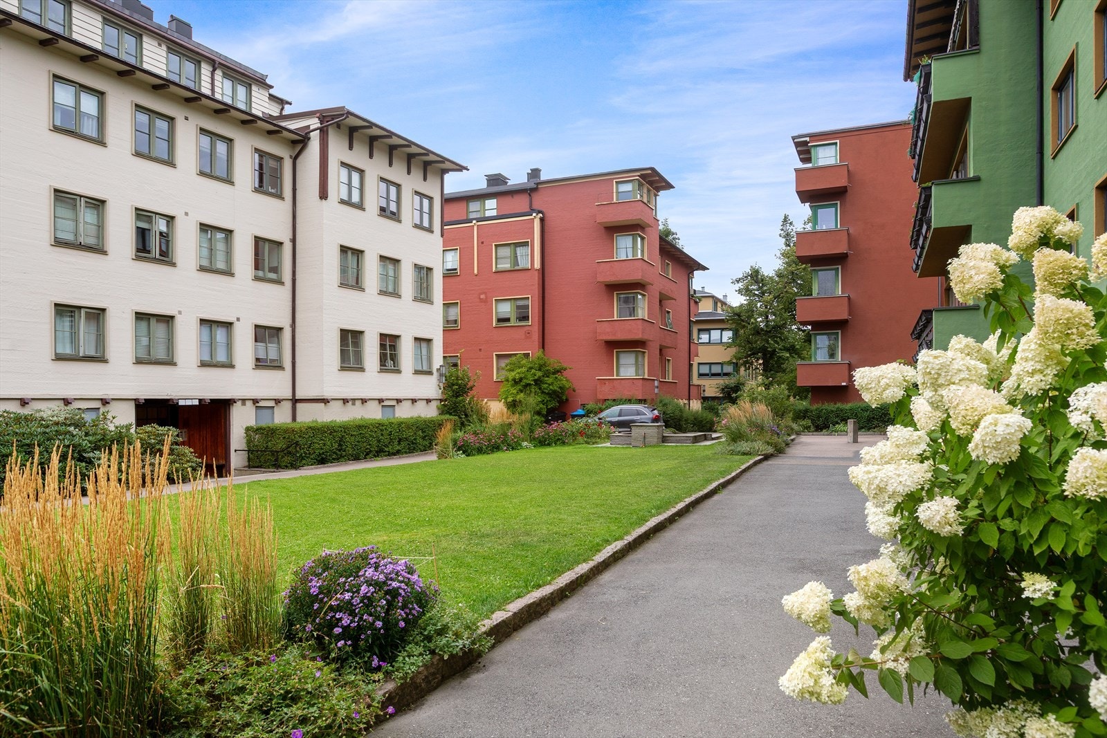 Fellesområdene er pent opparbeidet med asfalterte internveier og flotte grøntområder Galleribilde