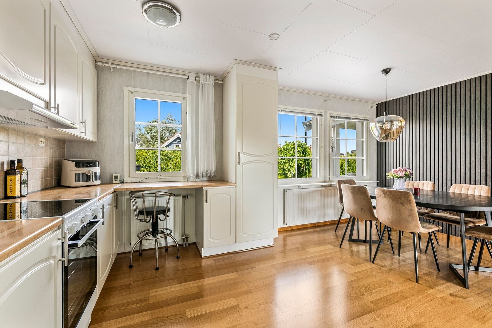 Store vindusflater på begge sider av huset gir boligen rikelig med lysinnslipp. Galleribilde