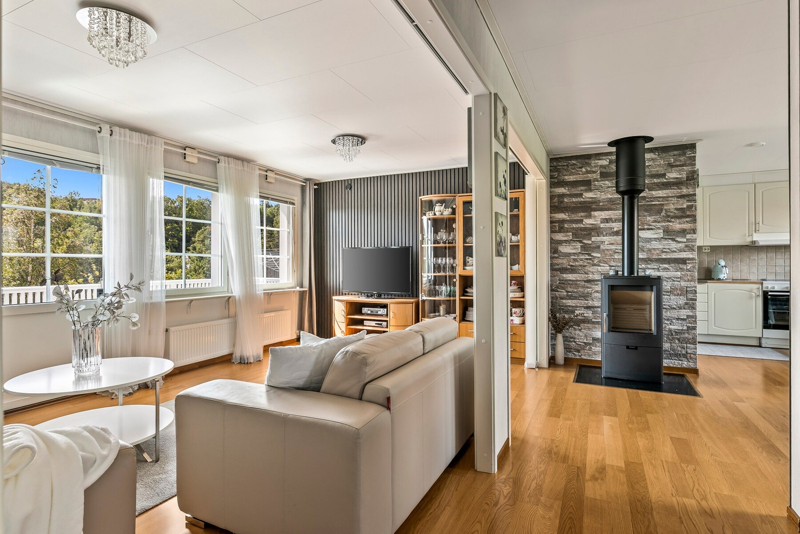 Stuen er innbydende med plass til sofagruppe og store vindusflater. Galleribilde