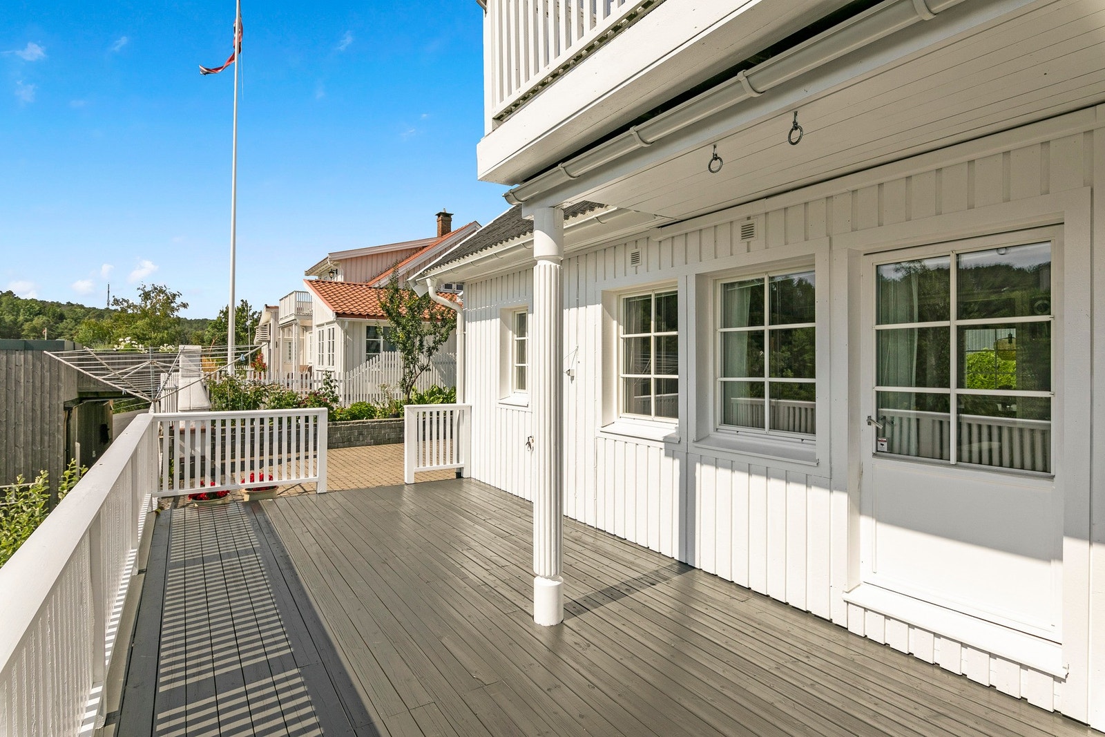 Terrassen strekker seg over hele langsiden på baksiden av huset, noe som gir ekstra boltreplass. Galleribilde