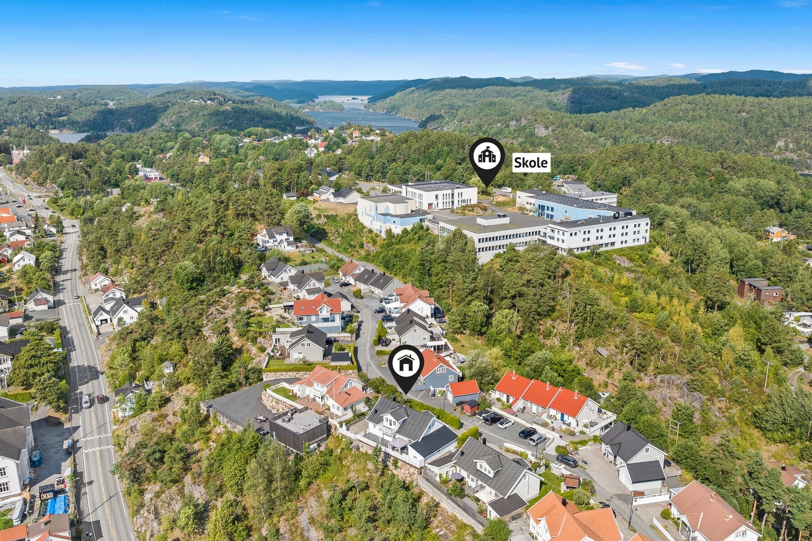 Et steinkast unna finner du blant annet Risør VGS. Galleribilde
