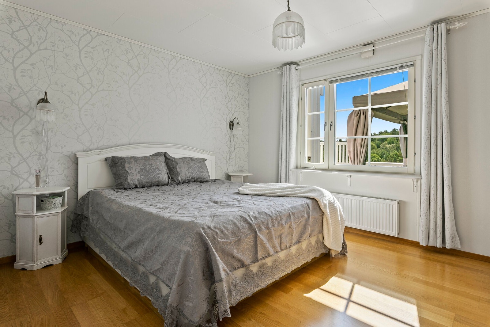 Hovedsoverommet i 1.etg har god plass til dobbeltseng og ligger mot baksiden av huset. Galleribilde