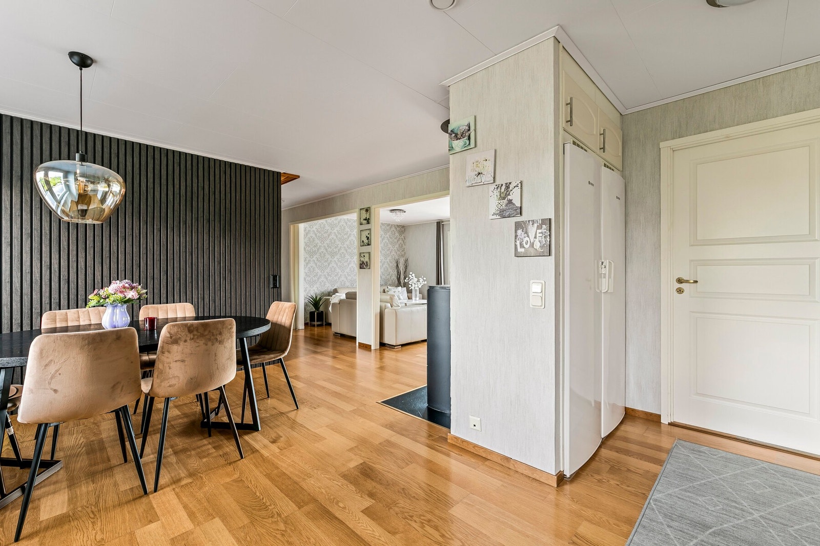 Det er god plass til et hyggelig spisebord hvor familien kan samles til middag. Galleribilde