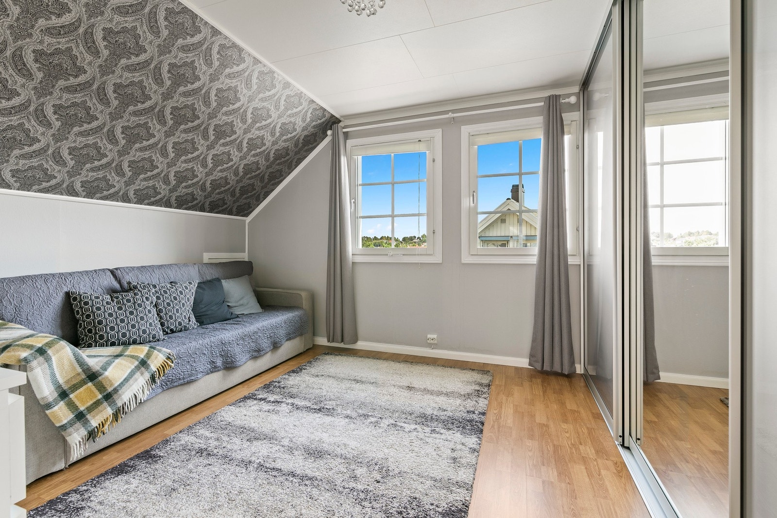 Lagringsplass er det både i kott som strekker seg langs hele veggen bak, samt en skyvedørsgarderobe. Galleribilde