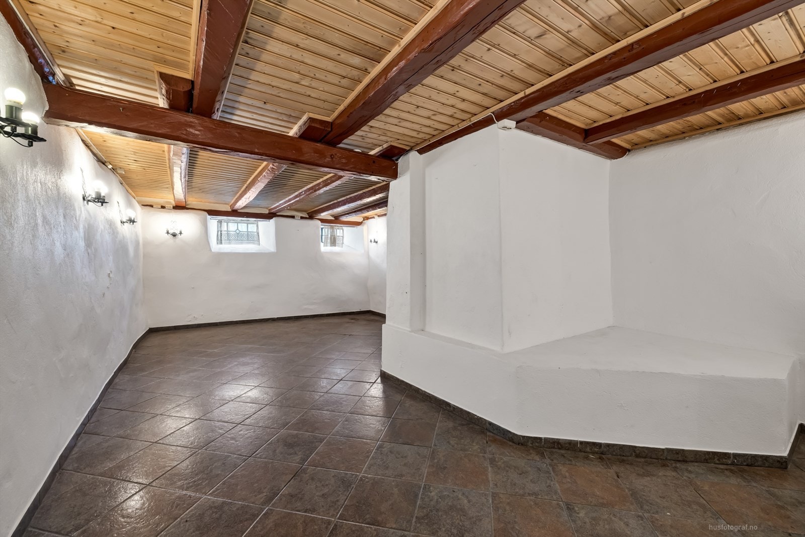 Romslig kjellerstue med flislagte gulv (ikke søkt innredet til Drammen kommune) Galleribilde