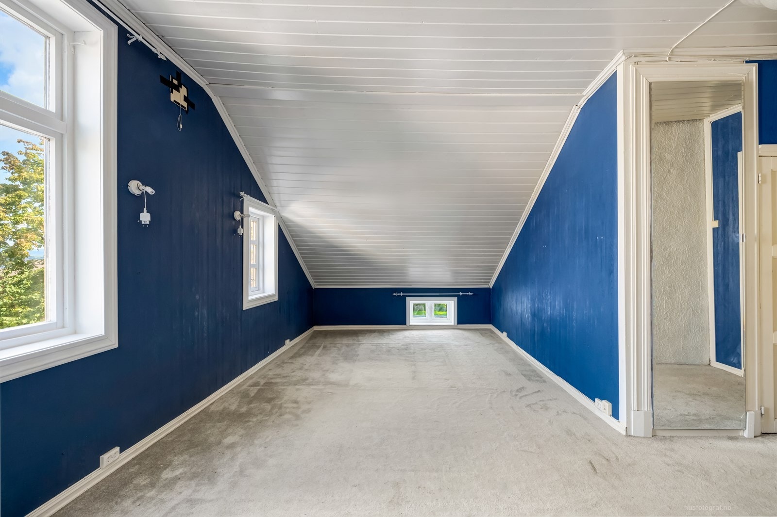 Soverom 2. etasje med inngang til garderobe. Galleribilde