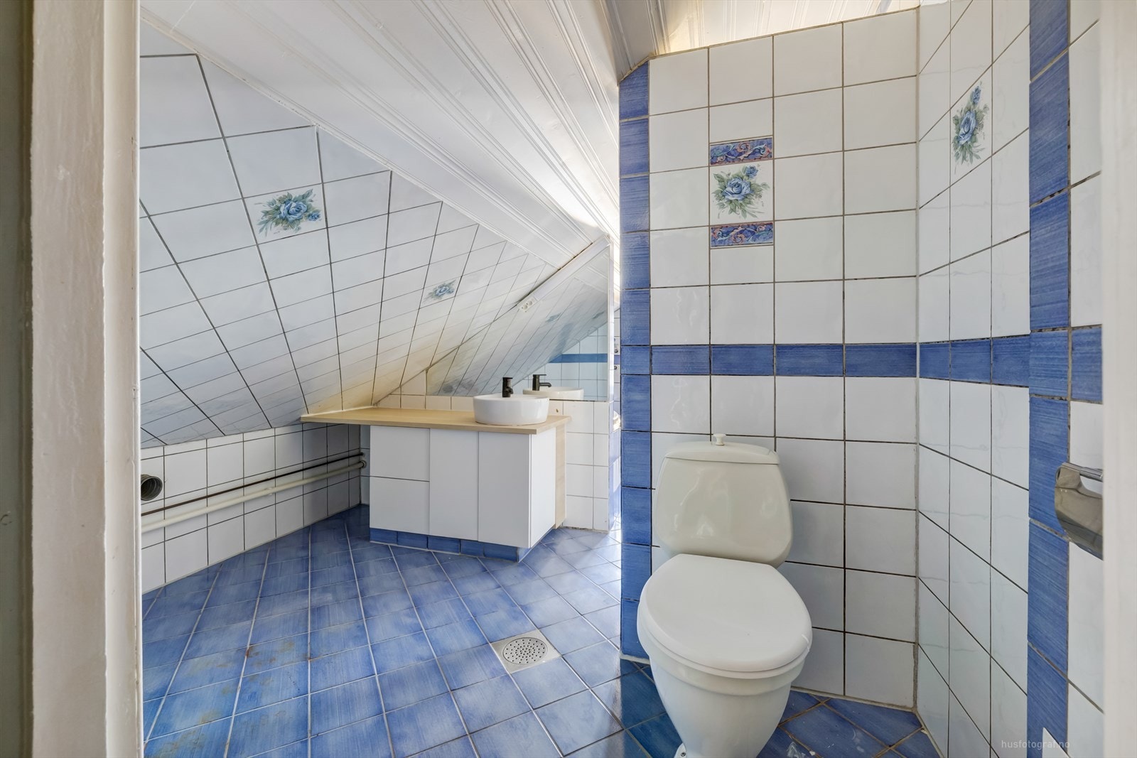 Stort flislagt bad i 2. etg. med varmekabler i gulv. Galleribilde