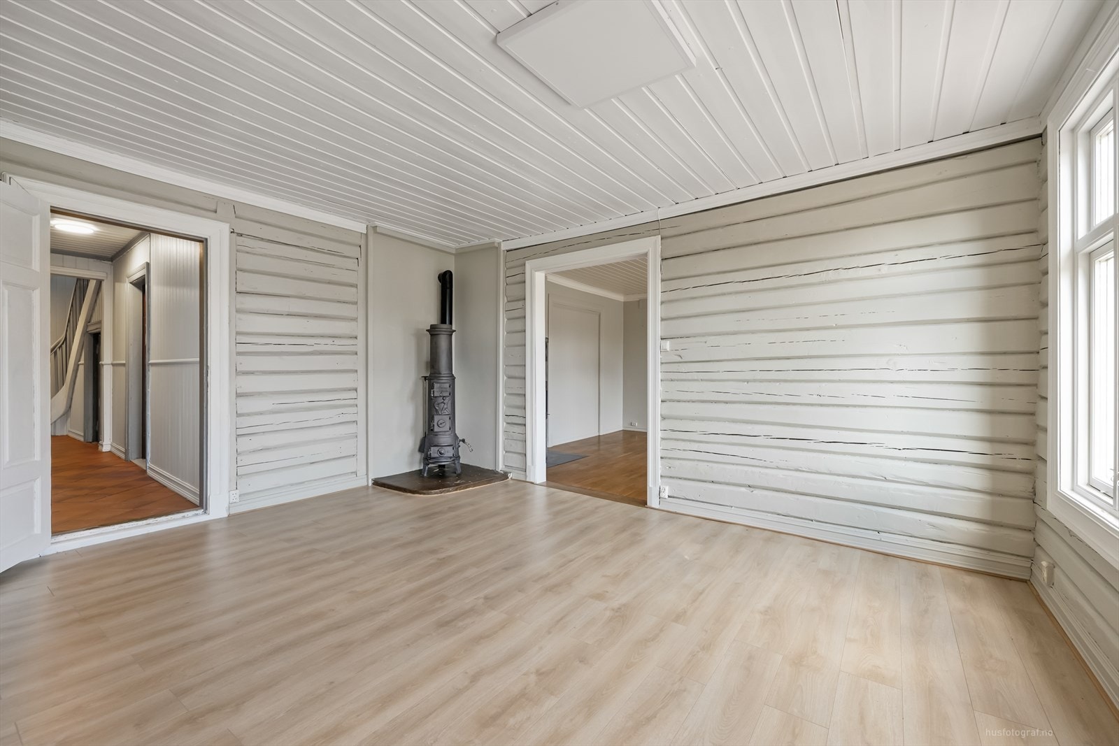 Stue/spisestue med eldre vedovn. Galleribilde