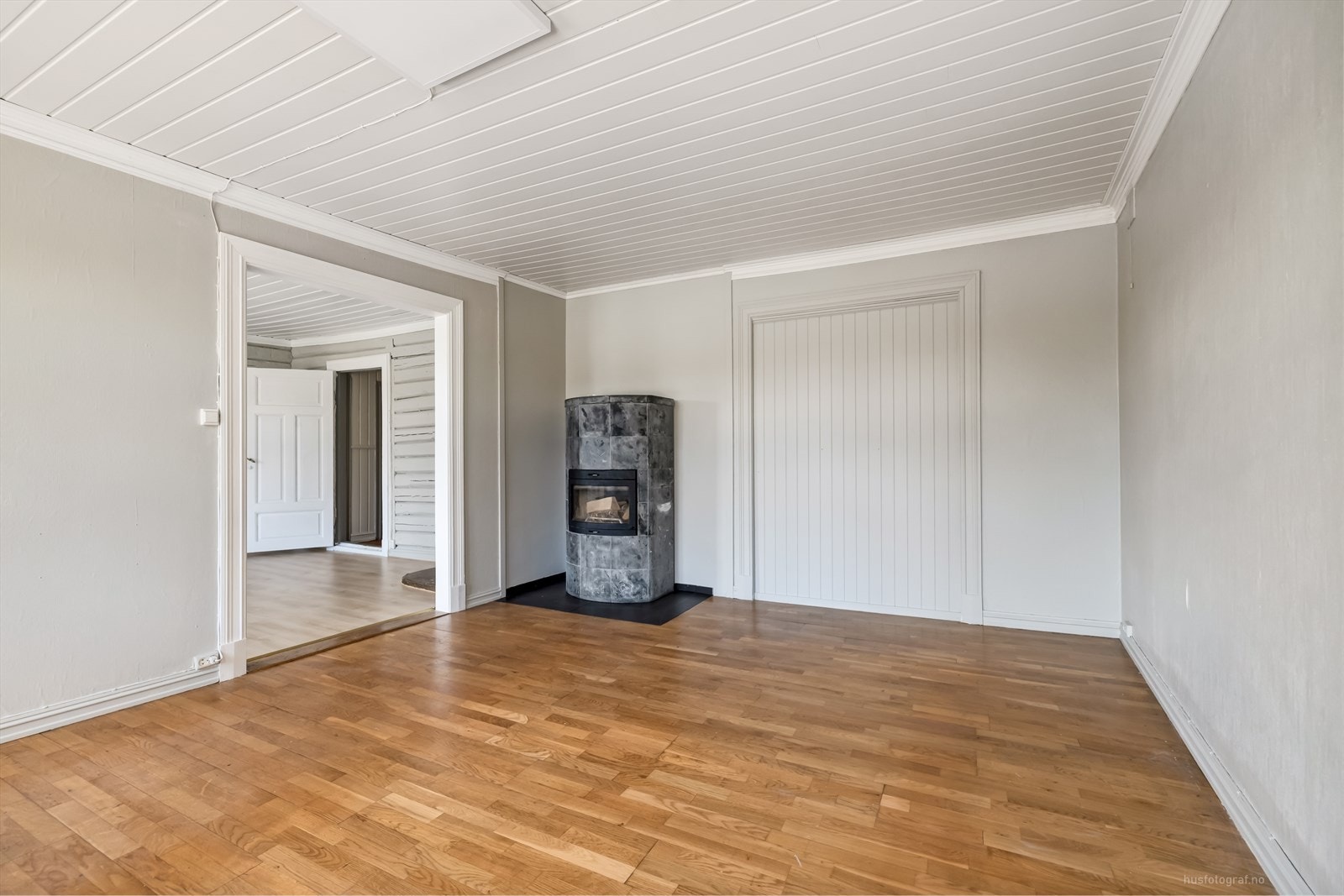 Stuen i 1. etasje har peisovn med kleberstein. Galleribilde