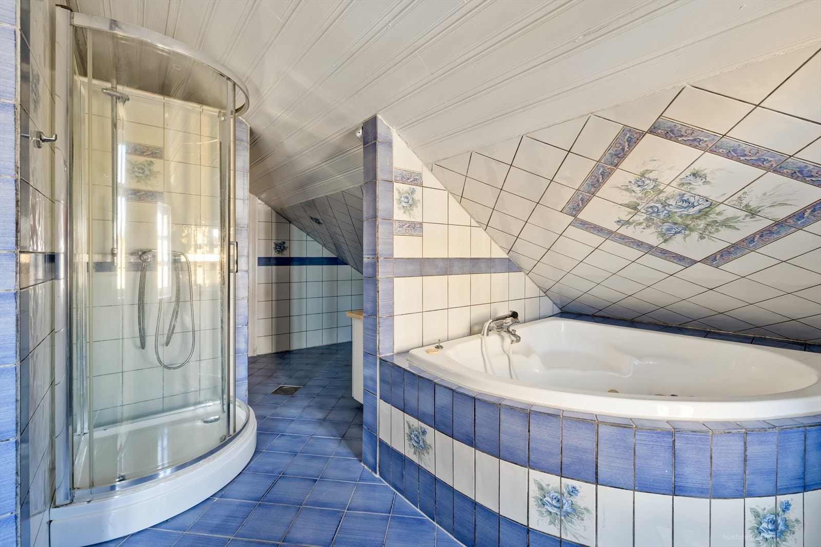 Innmurt hjørnebadekar, dusjkabinett og servant med underskap. Galleribilde