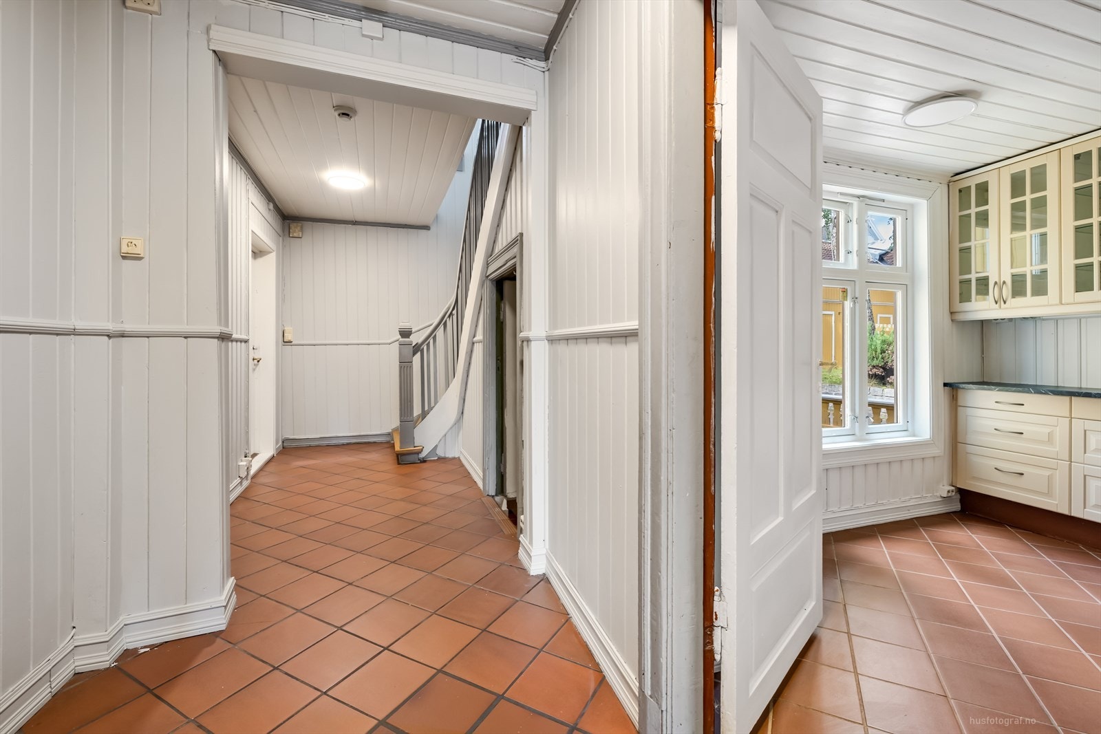 Gang 1. etasje med inngang til kjøkken. Galleribilde