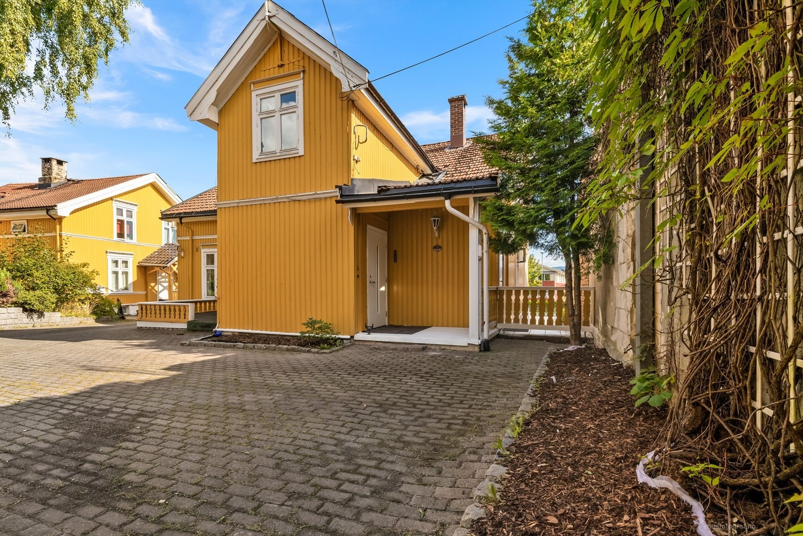 Felles selveiertomt for sameiet bestående av bebyggelse felles steinbelagt gårdsplass og innkjørsel. Galleribilde