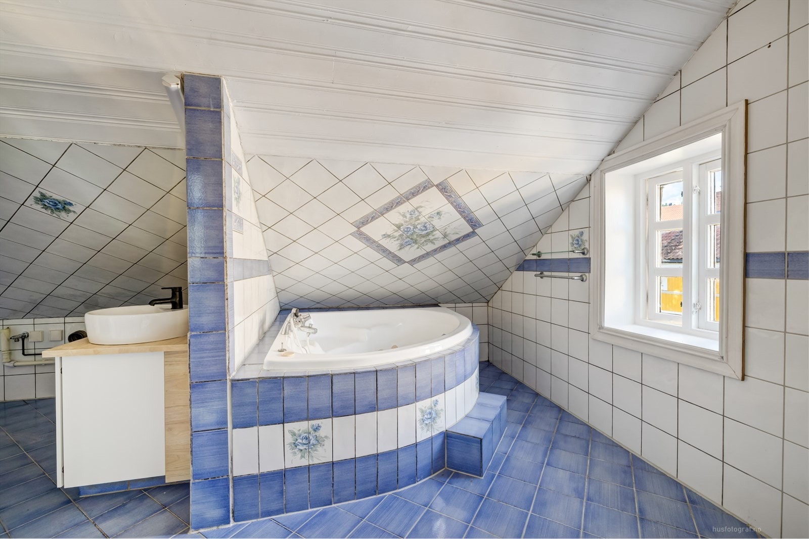 Røropplegg til vaskemaskin og innfliset hjørnebadekar. Galleribilde