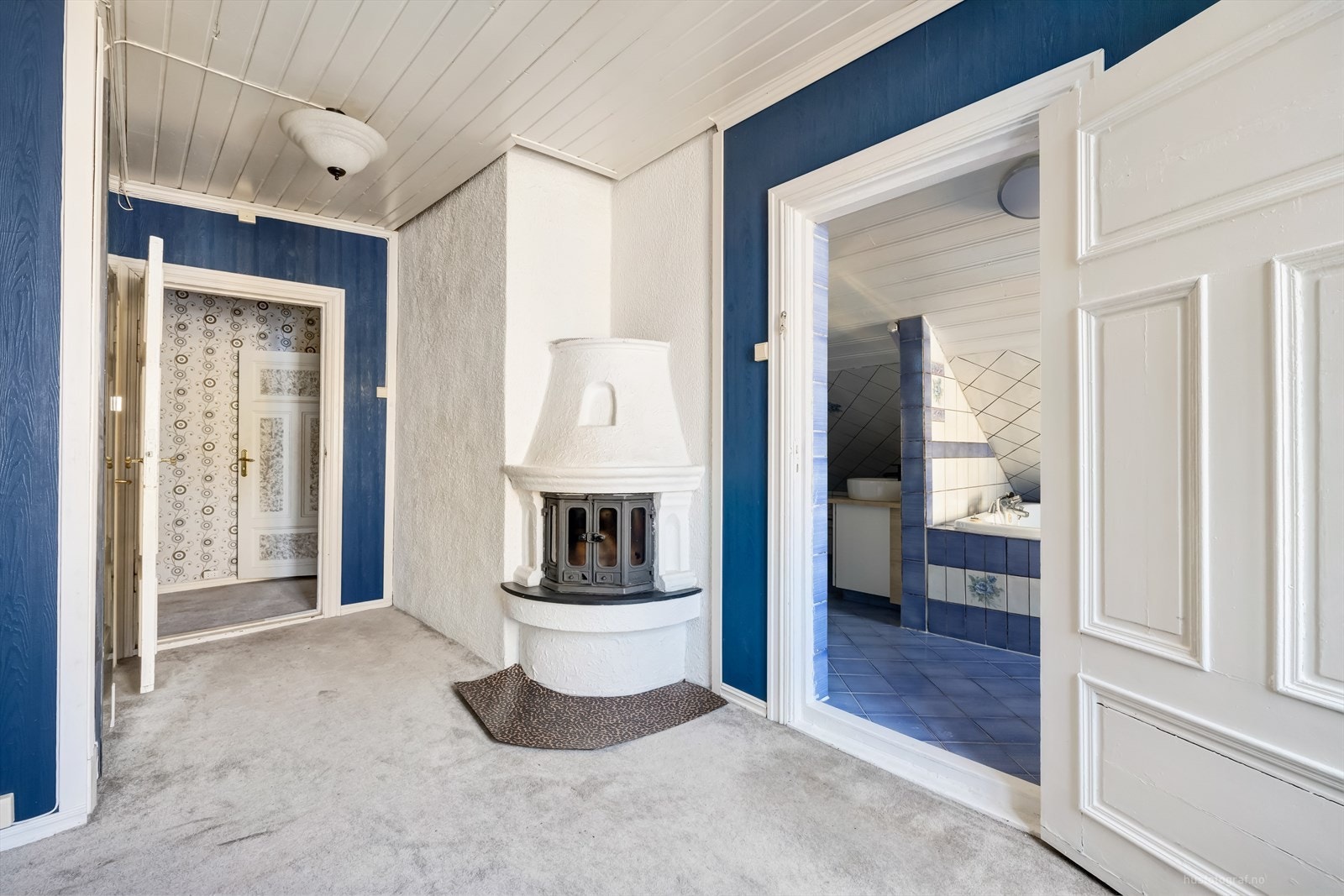 Soverom i 2. etasje har vedovn med peisinnsats. Galleribilde