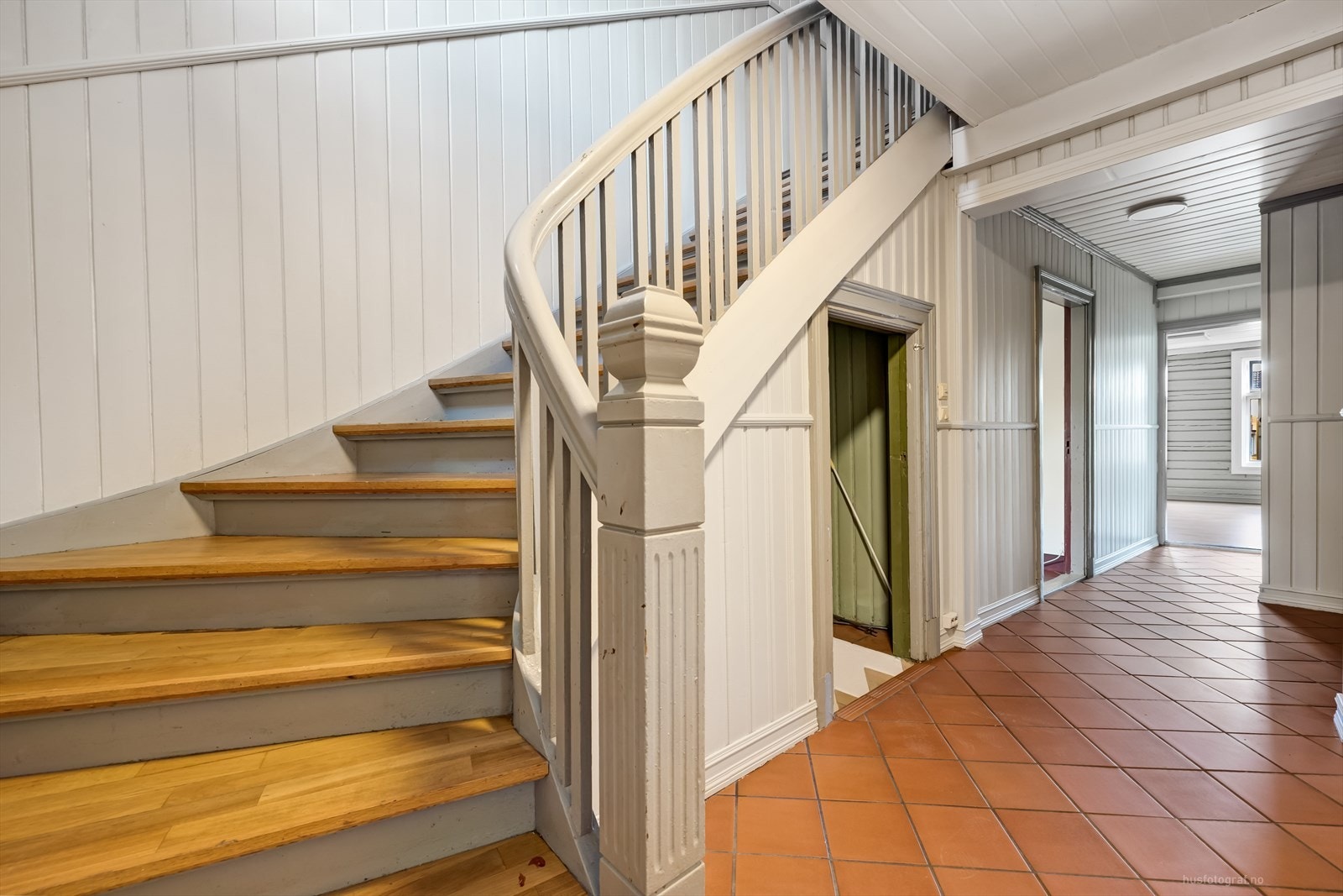 Velkommen inn! Romslig trappehall med garderobeplass. Galleribilde