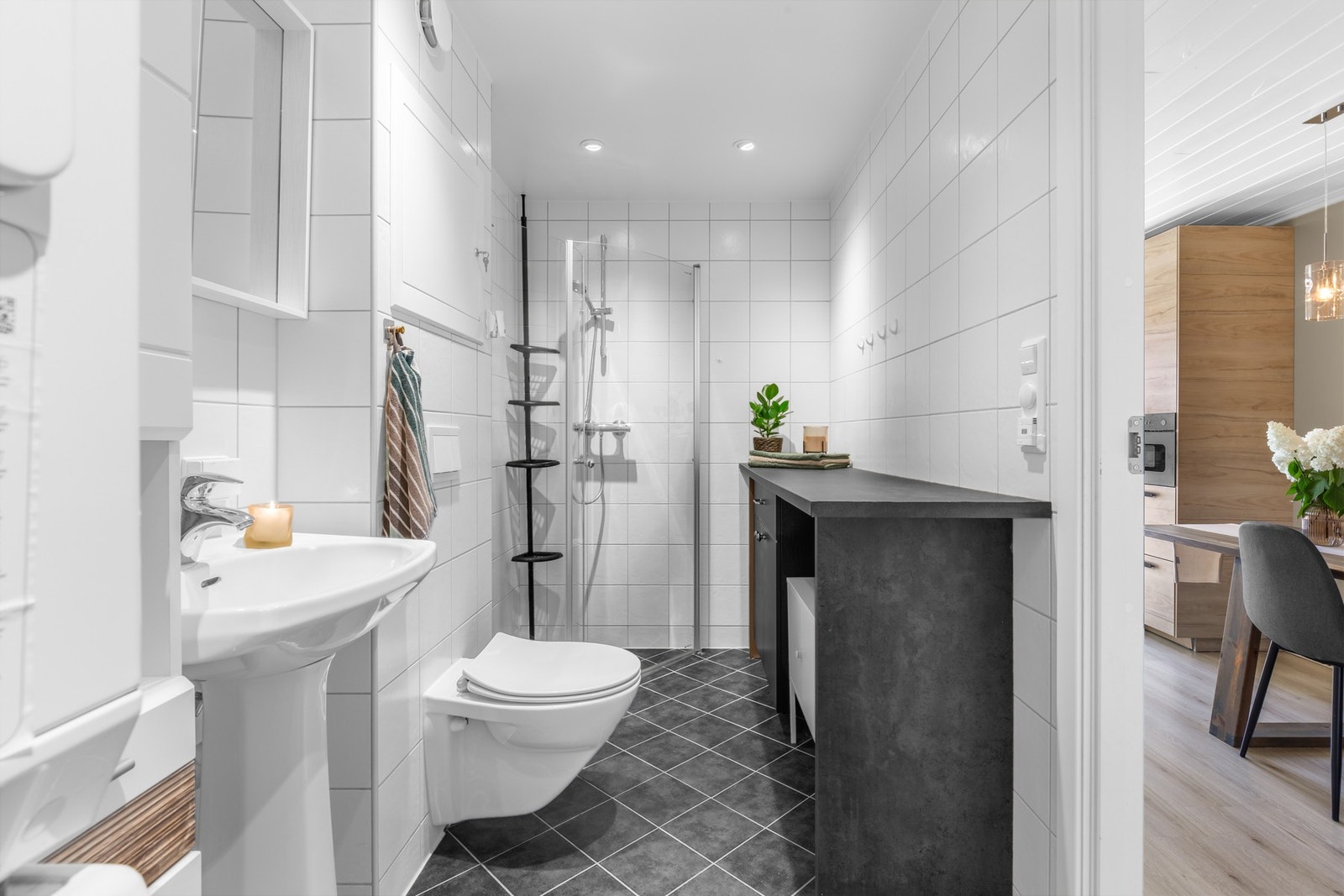 Badet er totalt modernisert i regi av borettslaget i perioden 2016 - 2018. Dette gir en god standard på overflater og innredning. Det er også utvidet fra original størrelse. Galleribilde