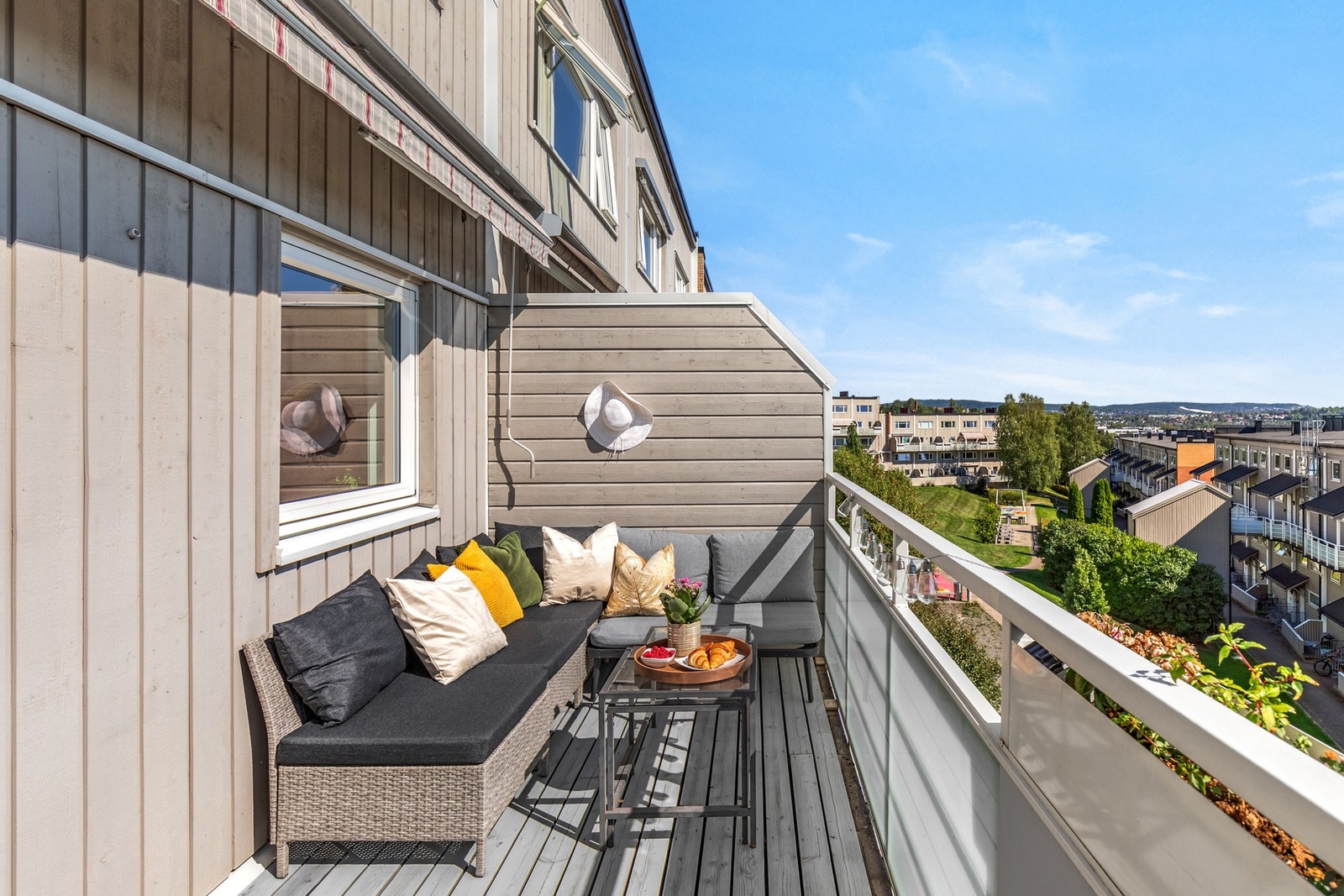 Utgang til den solrike balkongen fra kjøkkenet. Her kan solen nytes fra tidlig morgen til sen ettermiddag. Galleribilde