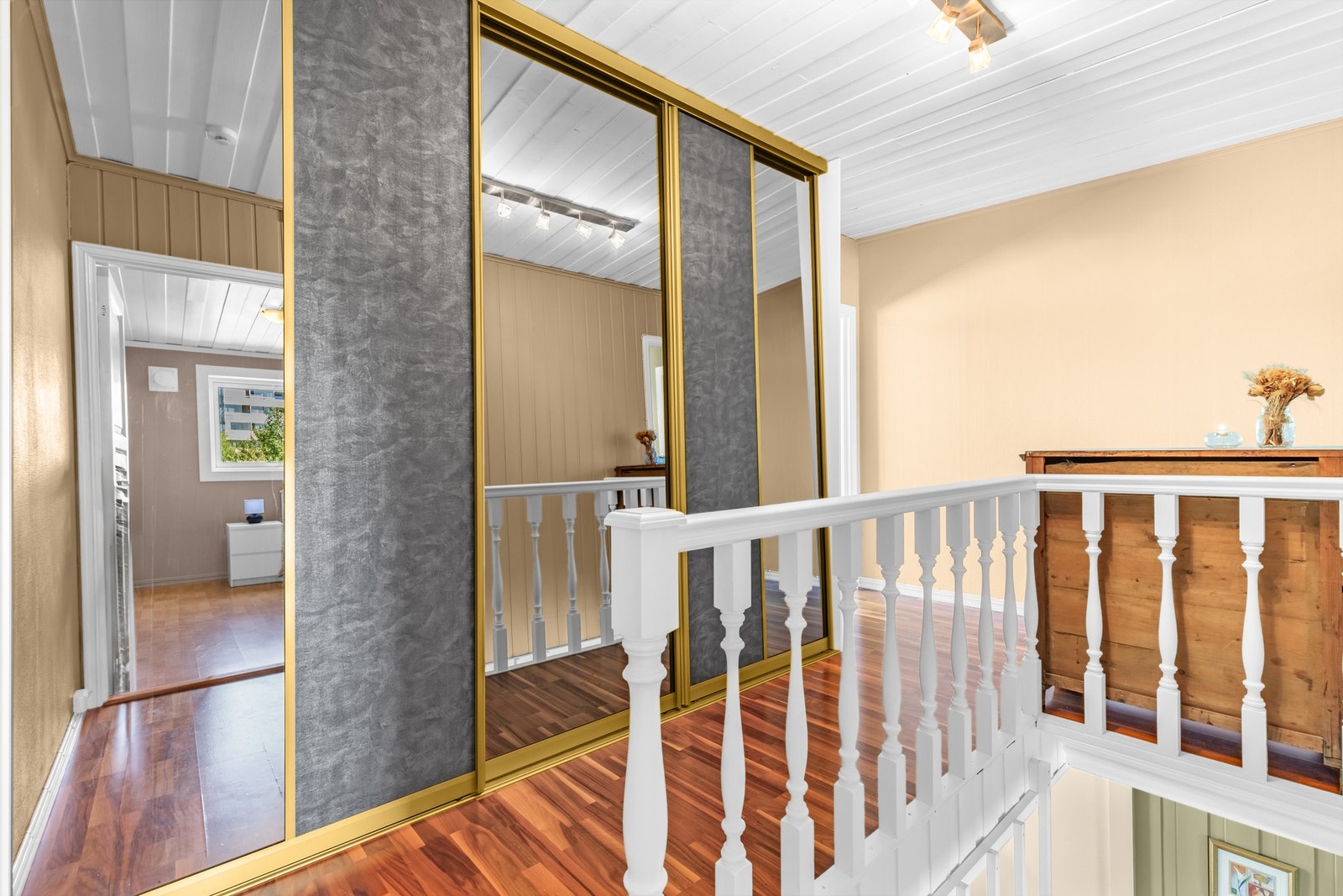 Oppe i 2. etasje finner du tre koselige soverom og en trappegang med romslig skyvedørsgarderobe for god oppbevaringsplass. Galleribilde