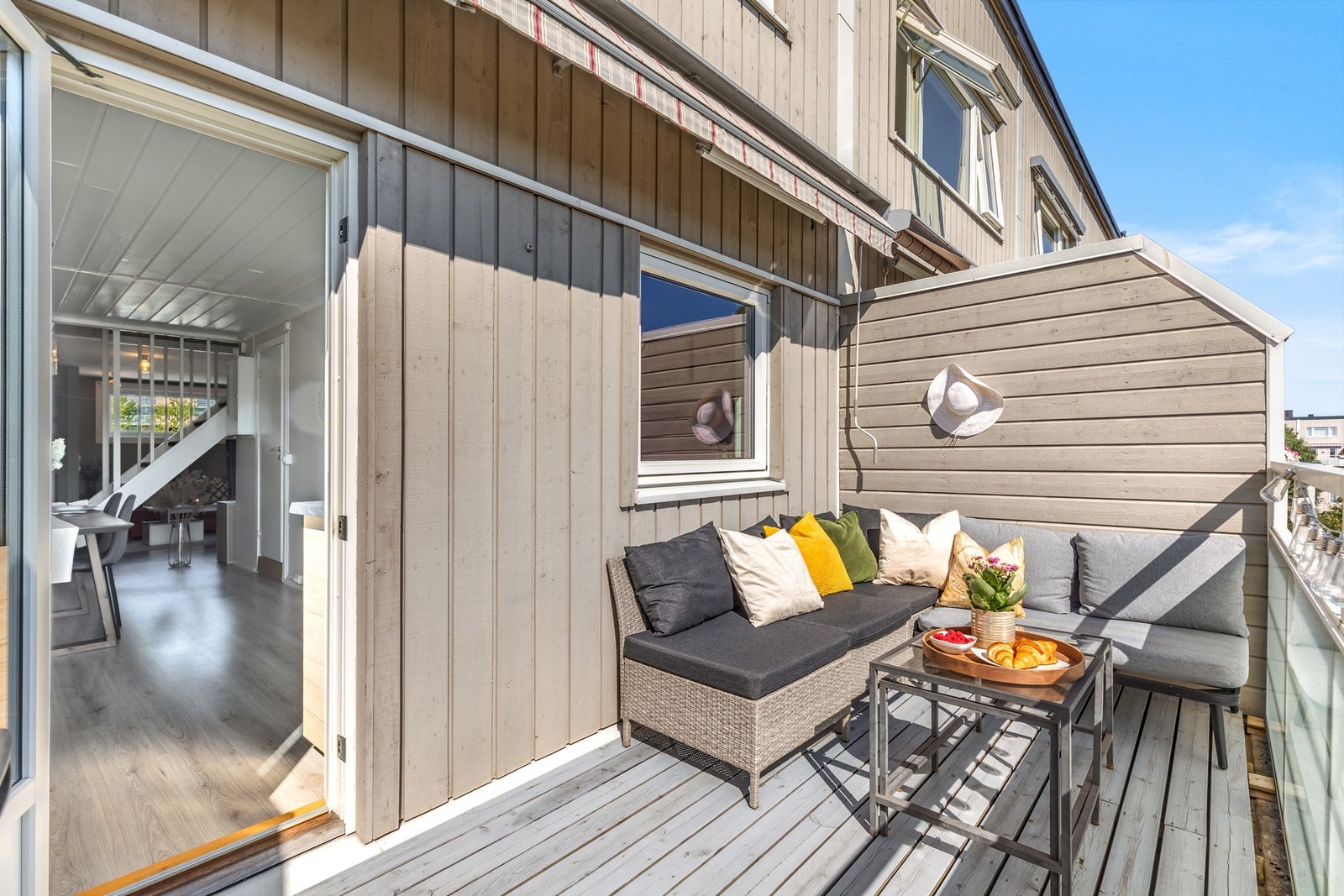 Plassen er på ca. 8 kvm så det er god plass til utemøblement, grill og diverse beplantning. Galleribilde