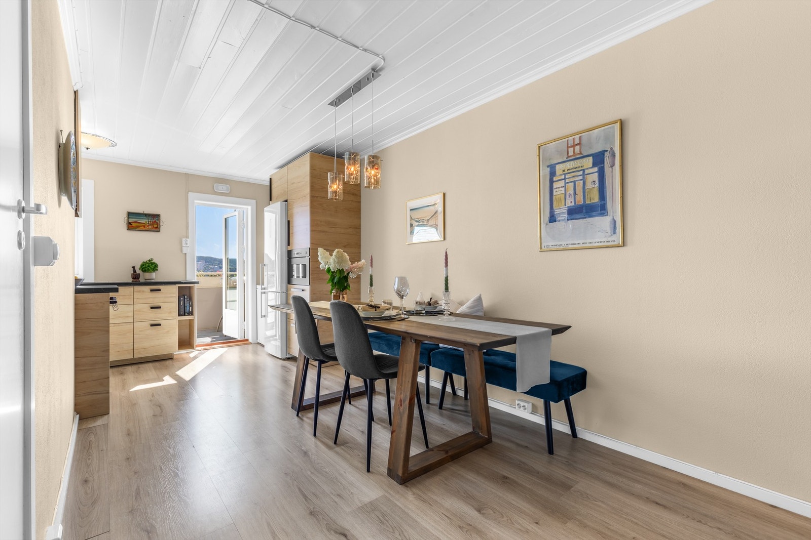 I kombinasjon med kjøkkenet er det gjort plass til eget langbord. Galleribilde