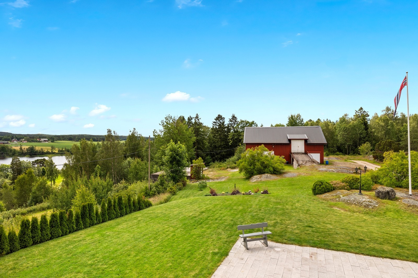 Hage med låve Galleribilde