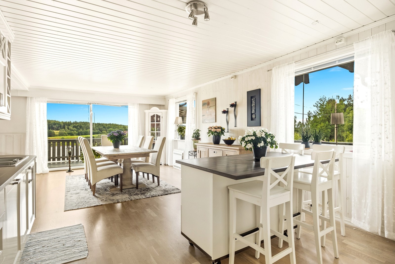 Kjøkken med spiseplass Galleribilde