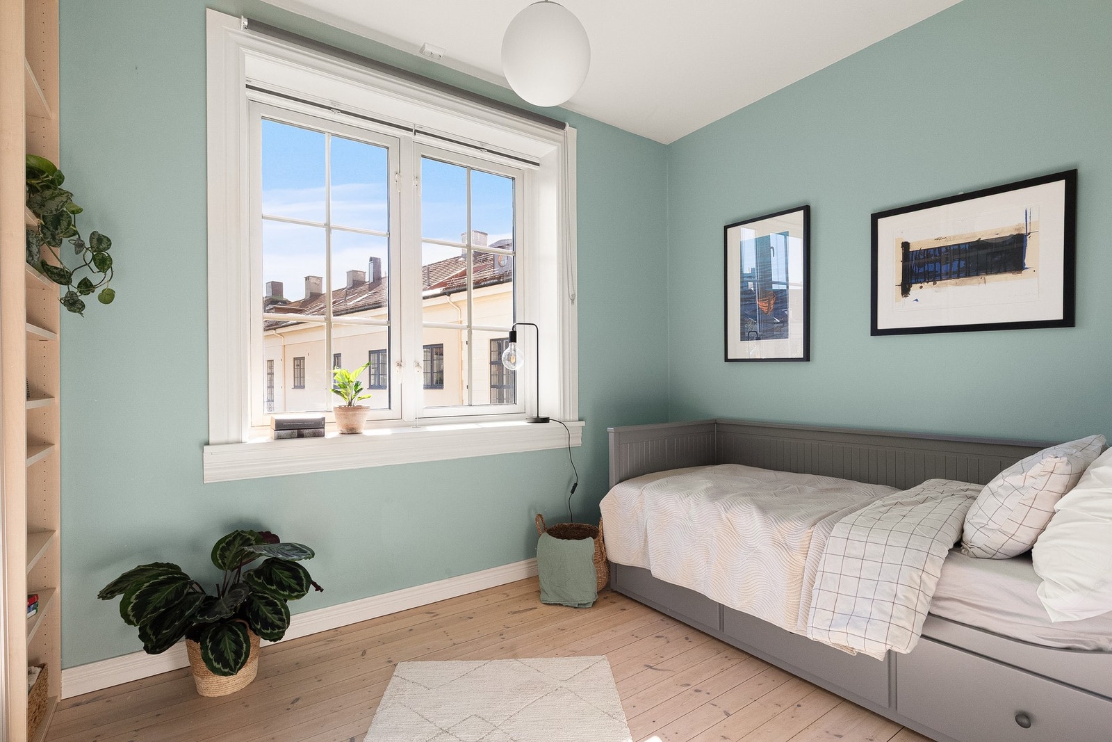 Boligens andre soverom er også av det romslige slaget. Stort vindu som vender ut mot indre gårdsrom. Galleribilde