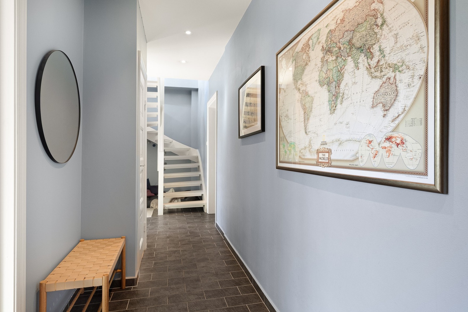 3. etasje består av entré/gang, tre soverom og baderom oppusset 2021. Tilgang har man også til et lite kott med oppheng av yttertøy og plassering av sko. Galleribilde