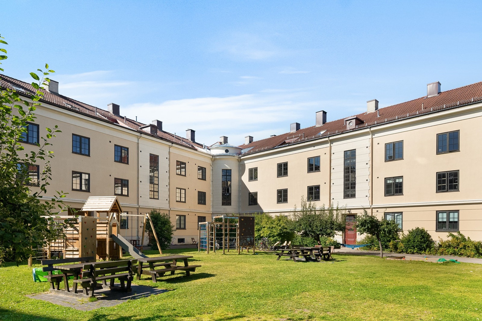 Stor og idyllisk bakgård. Borettslaget har et eget mikrobryggeri, hvor beboere kan melde seg inn. Galleribilde