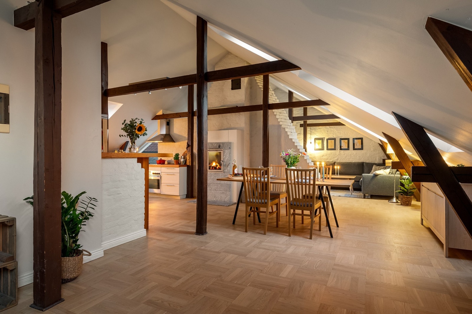 Trebjelkene og takhøyden gir et særegent preg. Galleribilde