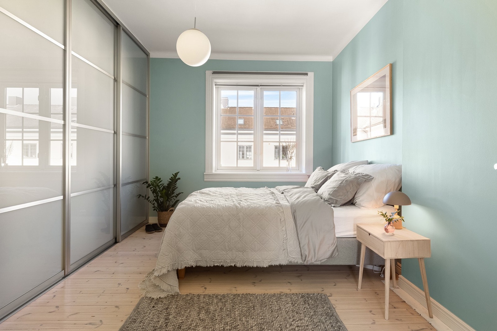 Rommet er innredet med en stor skyvedørsgarderobe. Stort vindu som vender ut mot Knud Graahs gate. Galleribilde