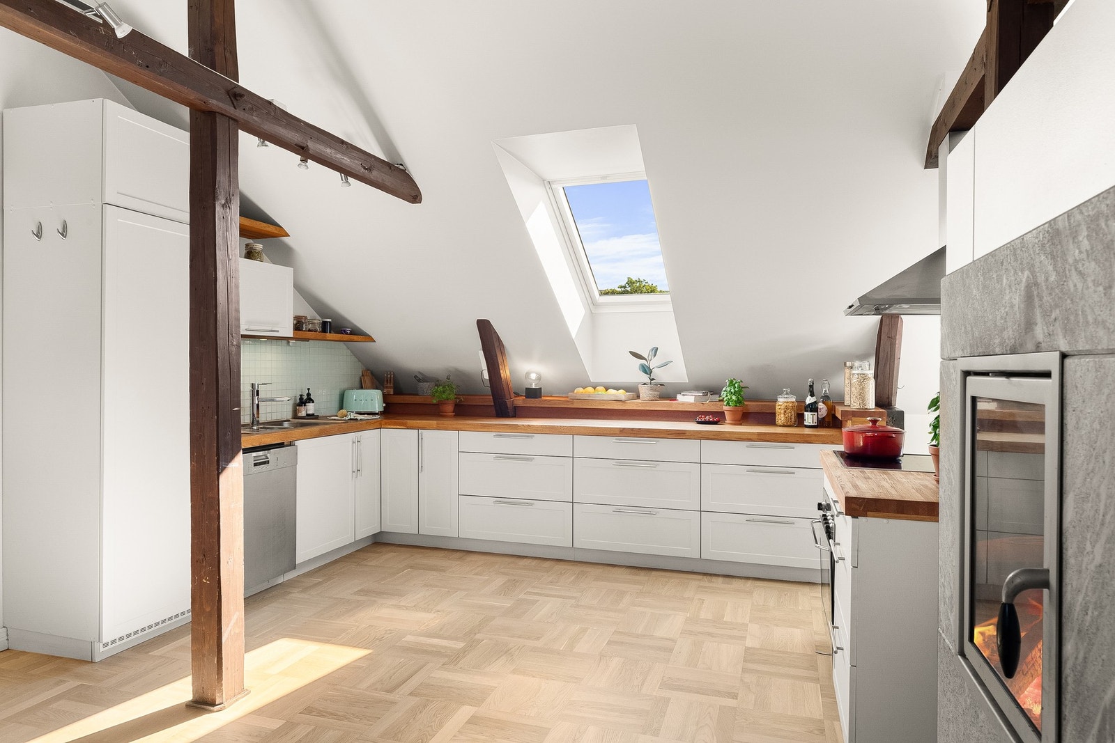 Den gjennomtenkte innredningen byr på rikelig med benkeplass, godt tilrettelagt for både oppbevaring og matlaging. Galleribilde