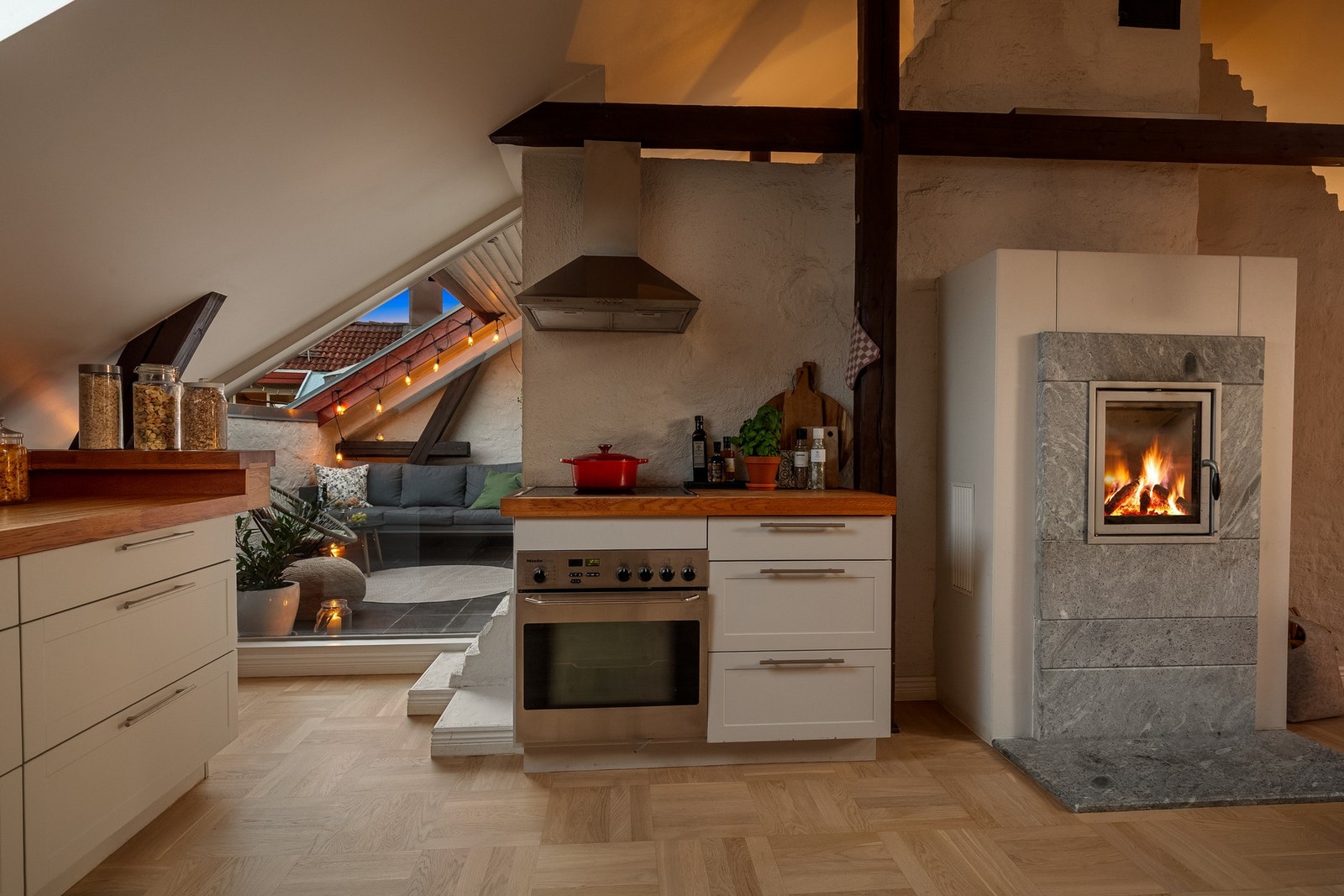 Lyse og åpne rom med vinduer som slipper solen inn. Galleribilde