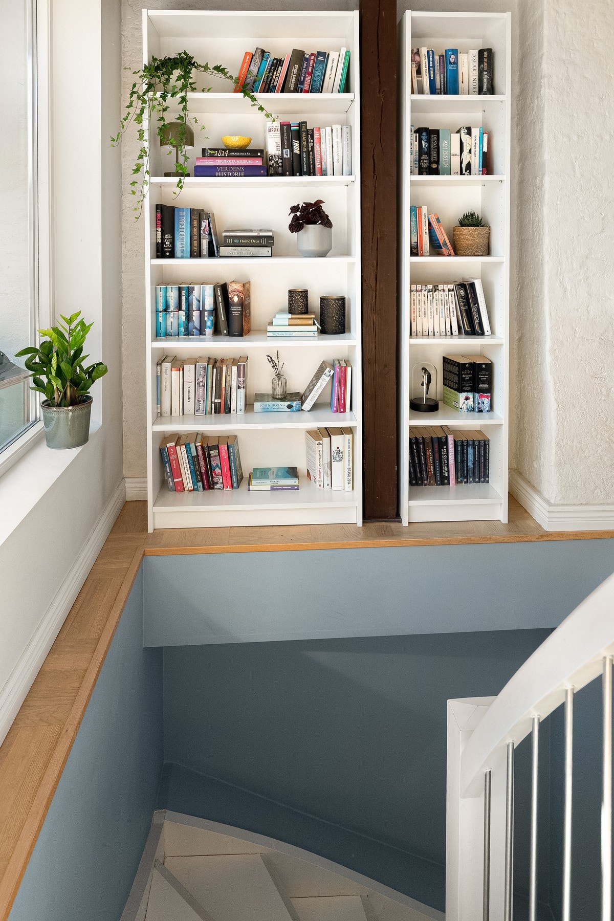 Trapp ned til leilighetens første plan. Galleribilde