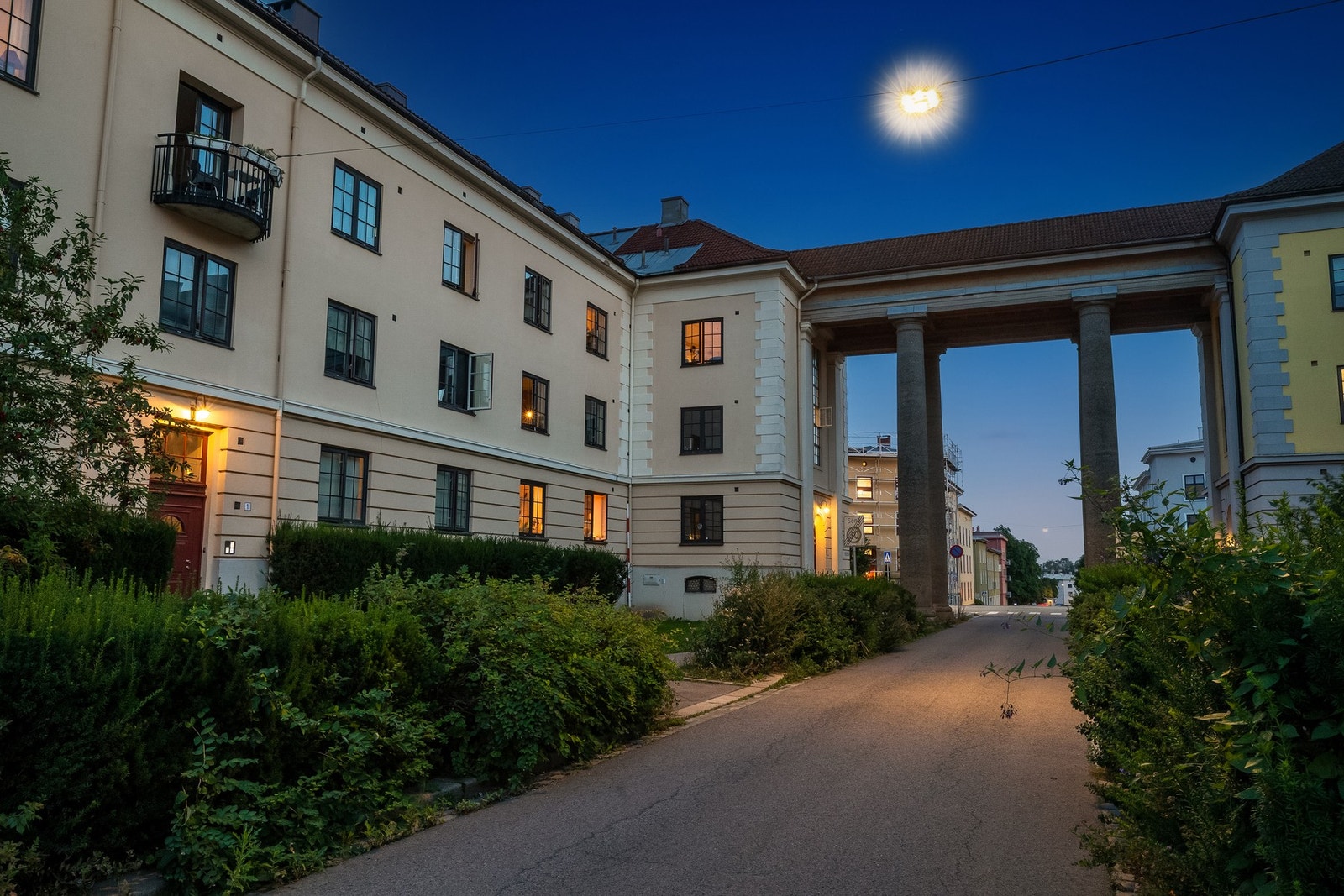 Beliggenheten er både sentral og tilbaketrukket, med kort gangavstand til butikker, servicetilbud og kollektivtransport. Galleribilde