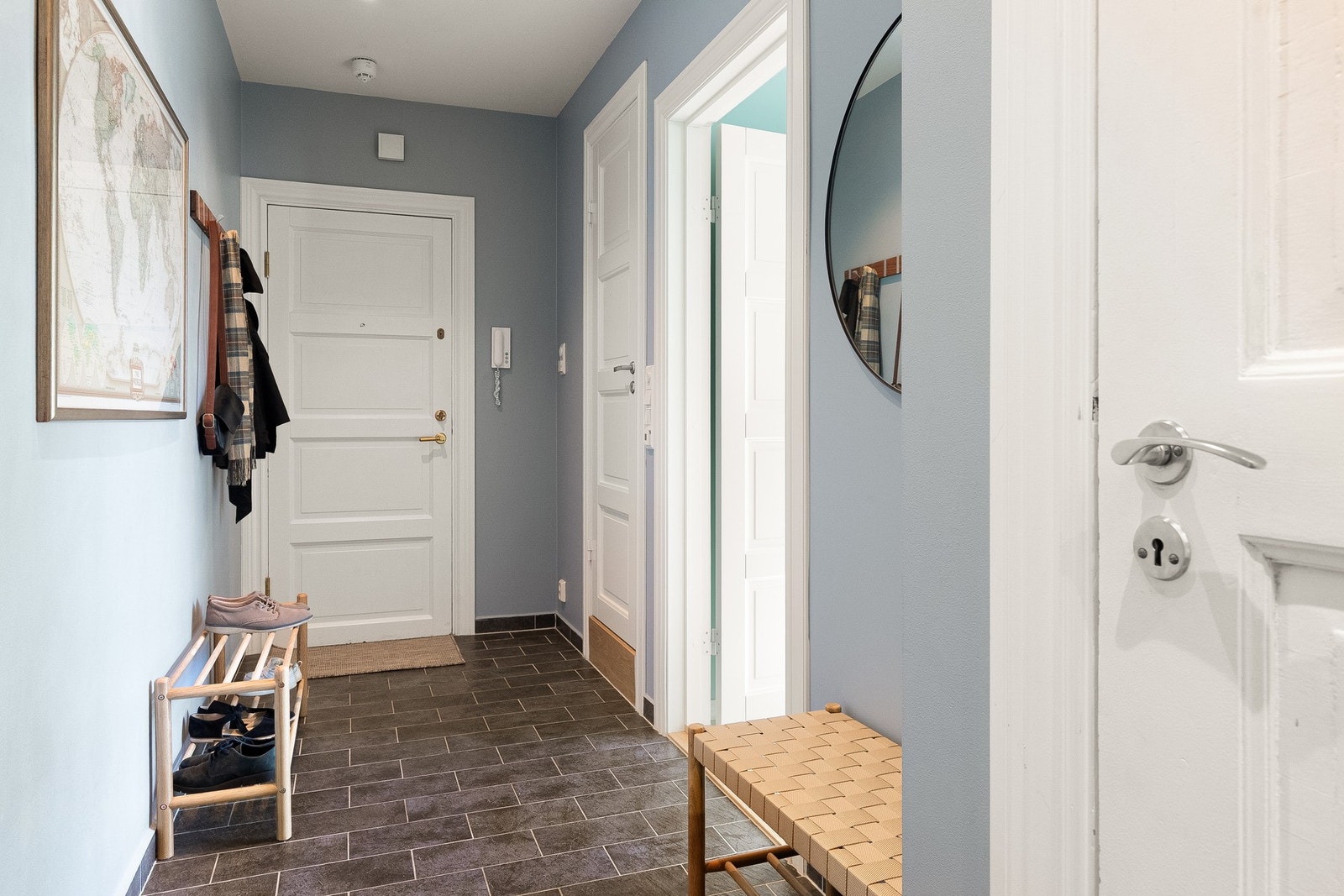 Innbydende entré med god plass til oppheng av yttertøy og plassering av sko. Varmekabler i gulv. Utgang til indre gårdsrom fra oppgang. Galleribilde