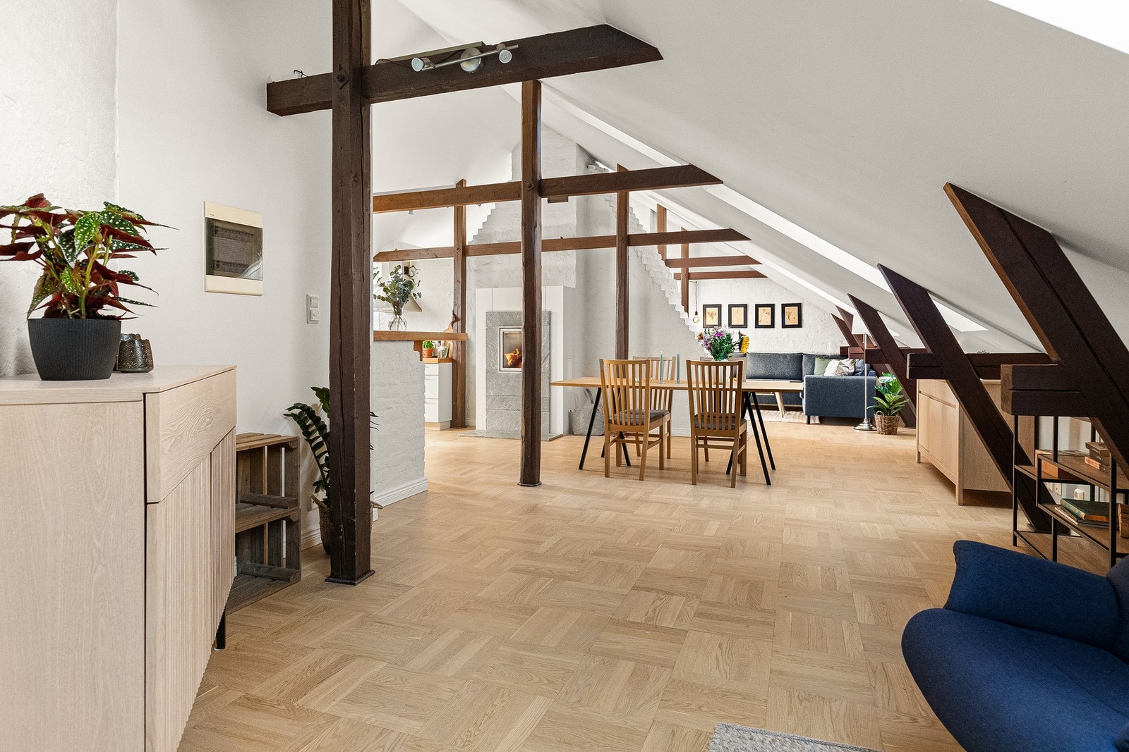 Overflatene er malt i et tidløst fargevalg og gulv er nylig slipt. Galleribilde