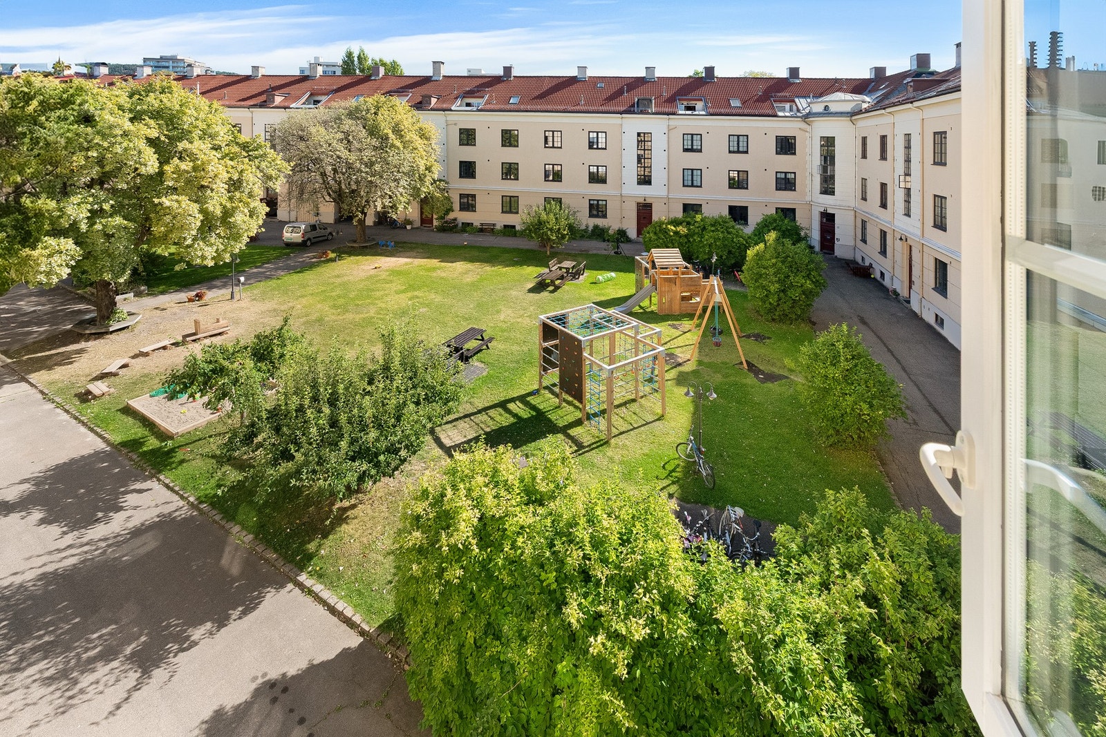 Fra flere soverom og takterrasse har man flott utsyn mot idyllisk indre gårdsrom. Galleribilde