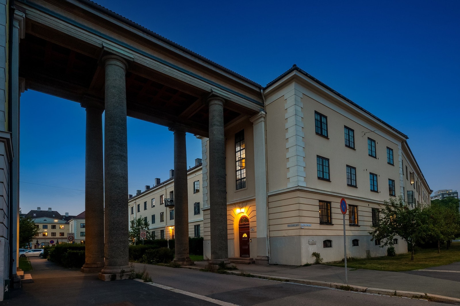 De velkjente søylene som også har skapt navnet til gården. Galleribilde