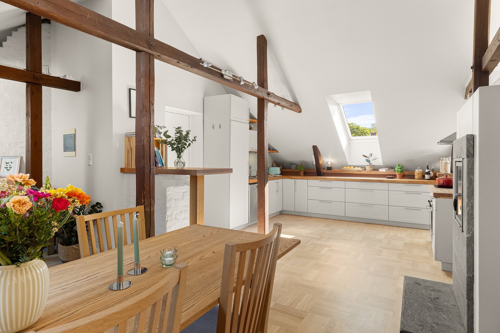 Kjøkkenet fremstår lyst og innbydende, med klassiske profilerte fronter kombinert med benkeplate i heltre. Galleribilde