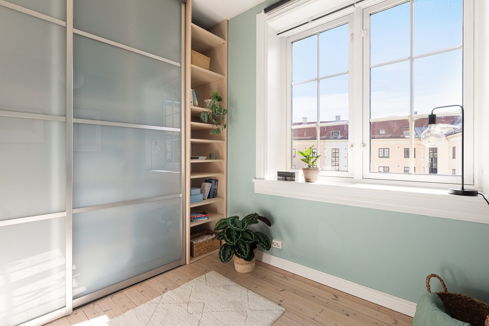 Her er det også gode oppbevaringsmuligheter i skyvedørsgarderobe og hyller. Galleribilde