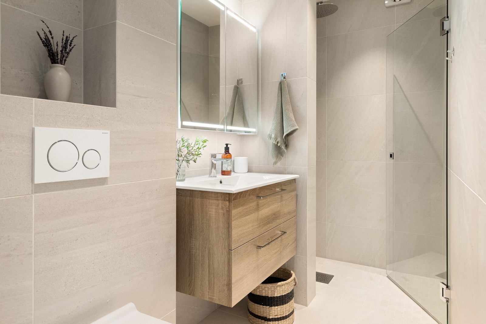 Lekkert bad fra 2021, hvor moderne løsninger møter tidløs eleganse. Utført av fagfolk - Dokumentasjon foreligger. Galleribilde